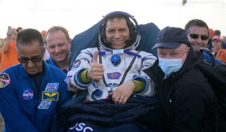 American astronaut returned from space after 371 days